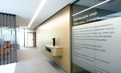 Transparente Büroräume lassen das Licht schön einfallen.