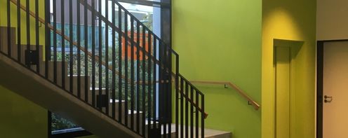 Farbiger Treppenaufgang Mensa-Schule-Tettnang-Kuttruff