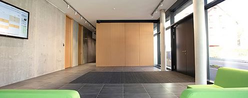 Großzügige Aufenthaltsbereiche in der Hochschule Hochschule-Büro-Seminargebäude-Tragwerksplanung-Holz