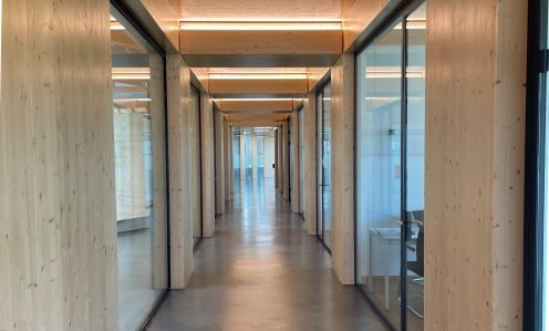 Flur im neuen Verwaltungstrakt - Sigg Fahrzeugbau GmbH Flur-Neubau-Sigg-Bad-Wurzach-Holzbaustatik
