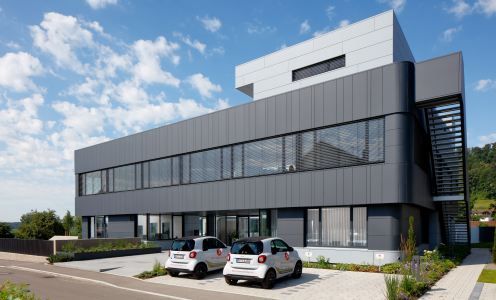 Bürogebäude Seitenansicht - Schmieder GmbH Ingenieurleistungen-Statik-Bürogebäude-Schmieder-Fronreute
